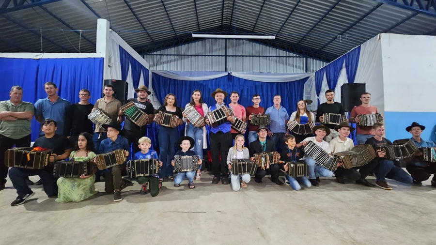 ASSISTA: lançamento de documentário sobre concertina reúne centenas de pessoas em Domingos Martins