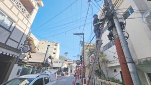 Fios sem uso começam a ser retirados de postes em Domingos Martins