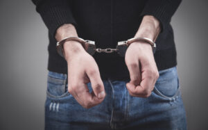 Dois homens com mandados de prisão são detidos em ações realizadas em Cariacica e Domingos Martins