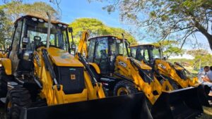 Dez municípios capixabas recebem máquinas para reforçar infraestrutura no campo