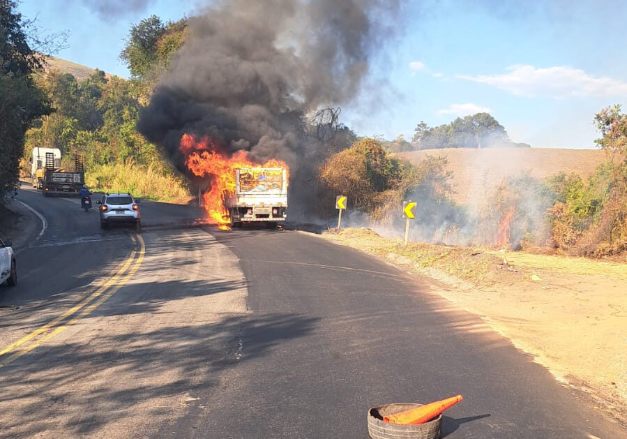 Caminhão pegando fogo