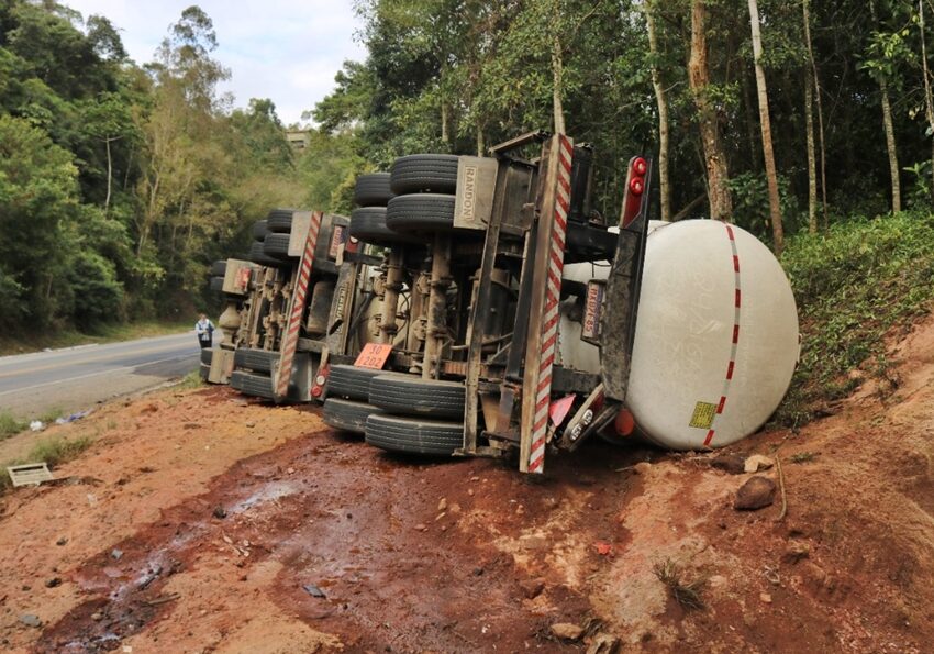 Carreta-com-45-mil-litros-de-combustivel-tomba-e-interdita-totalemente-a-BR-262-2