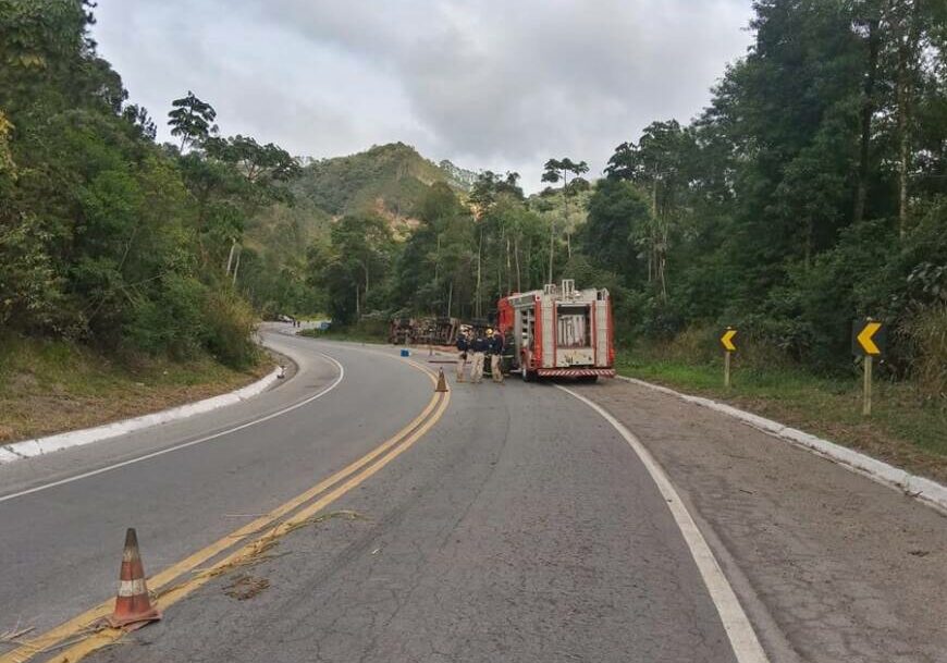 Carreta-com-45-mil-litros-de-combustivel-tomba-e-interdita-totalemente-a-BR-262