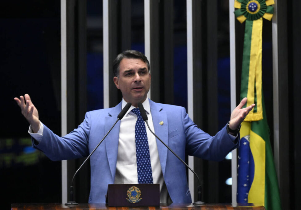 Plenário do Senado Federal durante sessão deliberativa ordinária. Ordem do dia. 

Na pauta, medidas provisórias que já passaram pela Câmara dos Deputados, como a MP 1.360/2026 (do motofrete e mototáxi), MP 1.366/2026 (Programa Move Brasil), MP 1.369/2026 (sobre redução da fila do INSS) e MP 1.375/2026 (adicional de fronteira destinado a servidores). Plenário também discute projetos, dentre eles, o PL 278/2026, que cria o Regime Especial de Tributação para Serviços de Datacenter (Redata). 

À tribuna, em discurso, senador Flávio Bolsonaro (PL-RJ). 

Foto: Carlos Moura/Agência Senado
