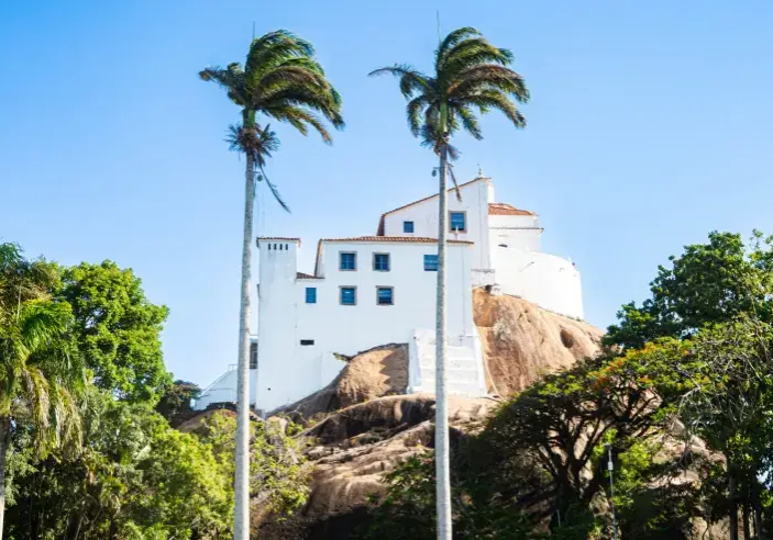 Foto Divulgação - SebraeES. O Convento da Penha é um dos principais pontos turísticos do litoral capixaba e se destaca por unir beleza natural e patrimônio cultural.