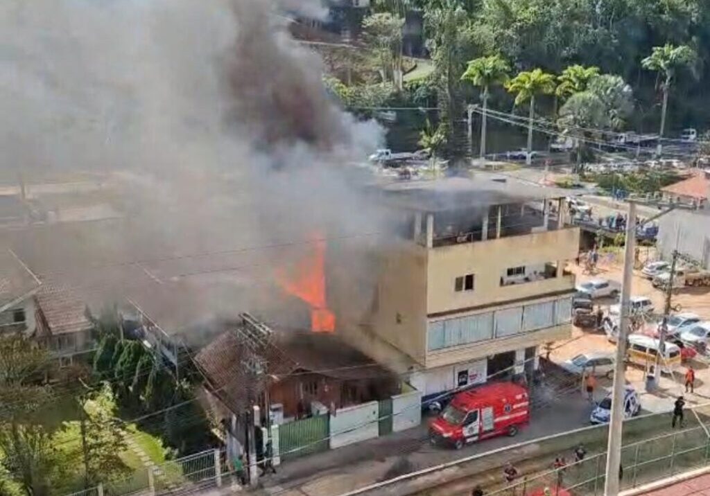 Incêndio em casa em MF