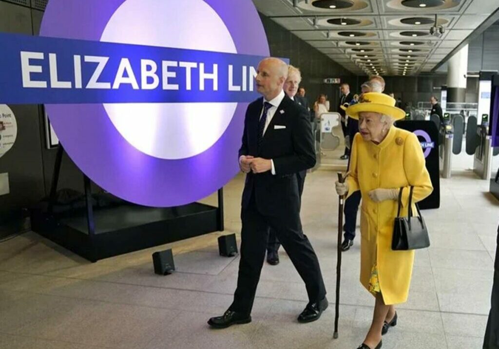 Londres-rainha-Elizabeth-aparece-de-surpresa-em-inauguracao-de-metro