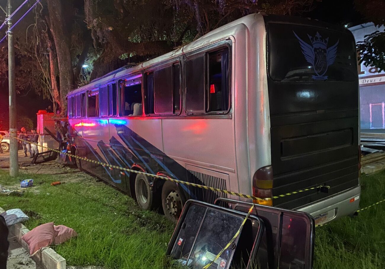 Ônbus bate em árvore em Marechal - Corpo de Bombeiros (3)
