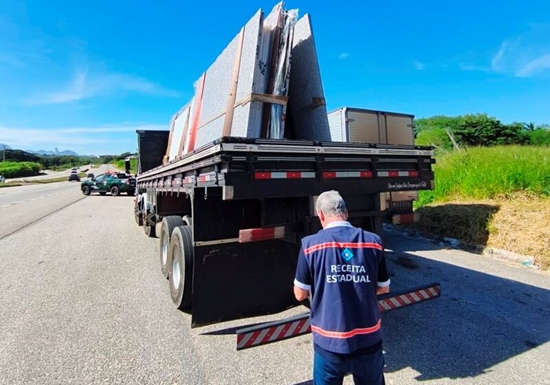 Sefaz apreende carga