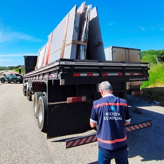 Sefaz apreende carga