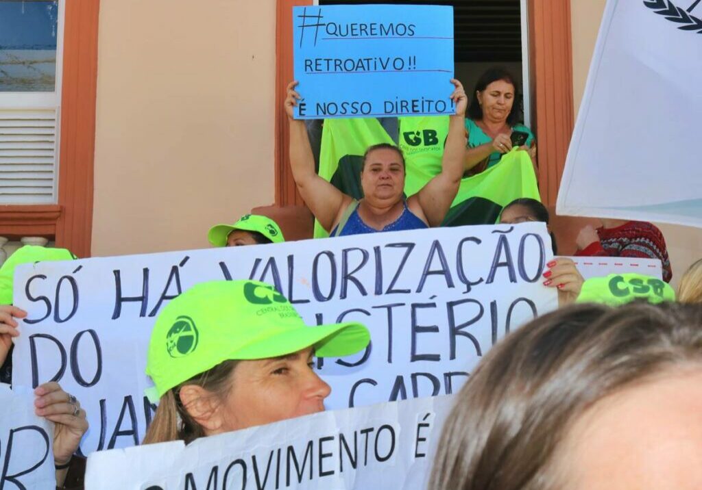 Servidores-municipais-de-Domingos-Martins-fazem-manifestacao-solicitando-aumento-retroativo-de-salarios-1