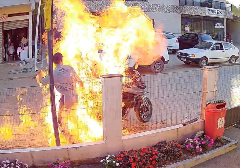 Homem ateia fogo em moto e deixa mãe gravemente ferida em Domingos Martins