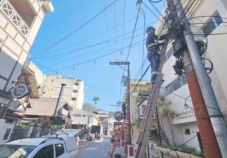 Fios sem uso começam a ser retirados de postes em Domingos Martins