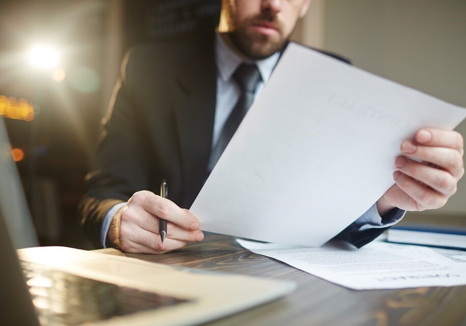 empresario-trabalhando-com-documentacao-na-mesa- FREEPIK