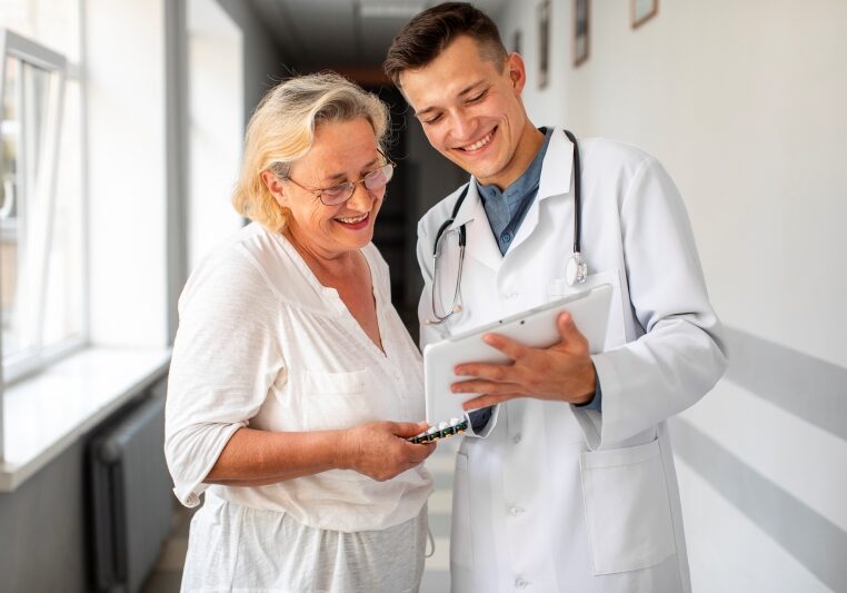 medico-falando-com-mulher-senior (1)