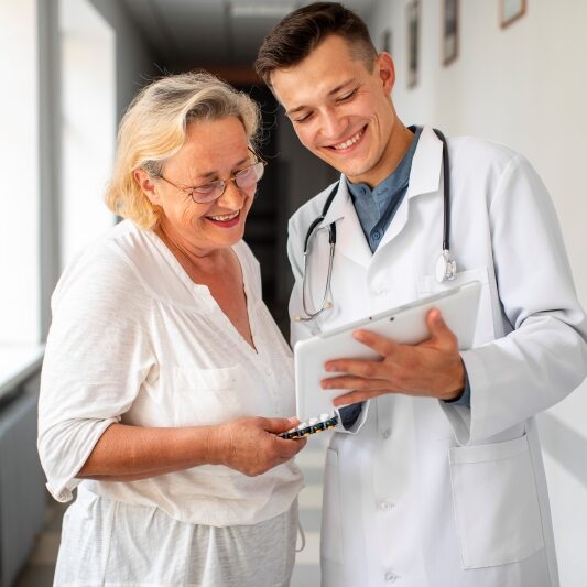 medico-falando-com-mulher-senior (1)