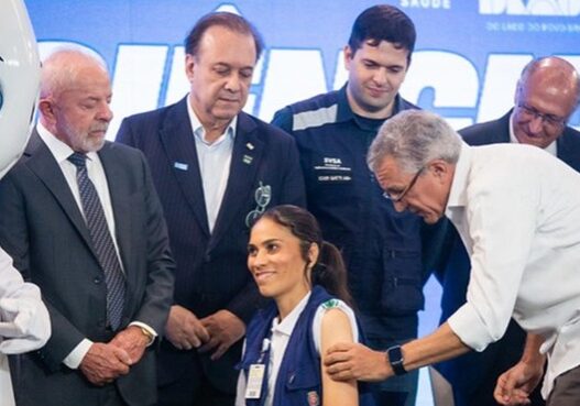 saúde anuncia vacina para profissionais